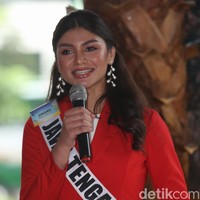 Jihane Almira mulanya menanggapi kemiripan tersebut dengan santai, tapi muncul perasaan tidak nyaman ketika semakin sering dibandingkan dengan Kylie Jenner. Jadinya orang-orang berpikir ada tuntutan bahwa aku ingin tampil seperti Kylie Jenner dari gaya berpakaian dan sebagainya. Padahal tidak sama sekali, ungkap Jihane Almira. Foto: Agung Pambudhy