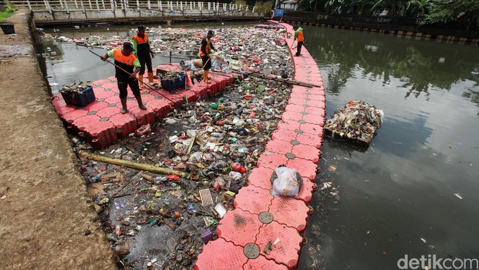 Sampah di Sungai Mookervart Dibersihkan Sejumlah petugas dari UPK Badan Air Jakarta tengah pembersihan sampah di Sungai Mookervart, Jakarta Barat, Rabu (26/2/2020). Hujan yang mengguyur Jakarta terus menerus membawa sampah hingga ke aliran sungai ini.