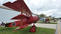 banyak pemilik rumah di Spruce Creek Fly yang memiliki pesawatnya masing-masing. Malah, mereka juga memarkirkan pesawat mereka di hangar khusus yang ada di kediaman mereka (Spruce Creek Fly/Facebook)