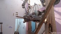 Atap dan tembok ambrol hingga reruntuhannya menimpa ruangan di bawahnya.