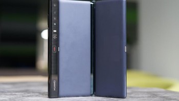 Penampakaan dari belakang saat layar di lipat. Foto: Sina Mobile