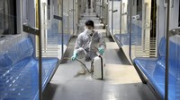 Mulai dari lantai, bangku hingga atap kereta disemprot dengan disinfektan. AP Photo/Ebrahim Noroozi.