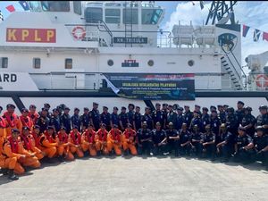 HUT ke-47 KPLP, Kemenhub Bagi-bagi 150 Life Jacket ke Pelaut