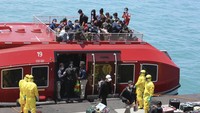 Para kru kapal tersebut dipindahkan satu per satu ke KRI dr  Soeharso.