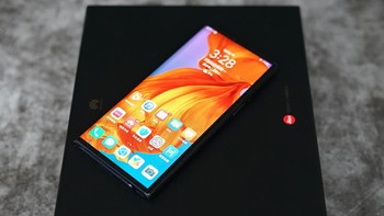 Ketika dilipat layar depannya menjadi 6,6 inch Foto: Sina Mobile