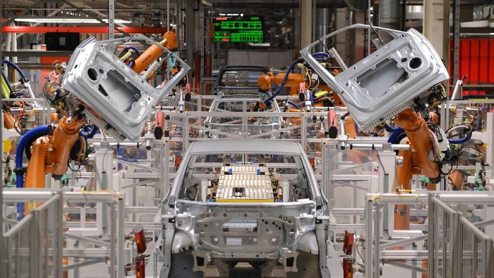 Mobil listrik Volkswagen (VW) ID.3 mulai memasuki jalur produksi. Mobil berjenis hatchback ini akan diproduksi di fasilitas perakitan Volkswagen di Zwickau, Jerman.
