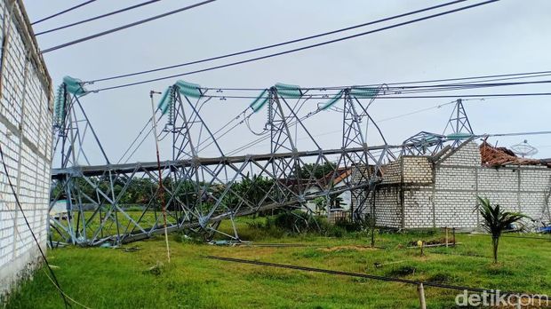 Penampakan Fondasi yang Tercerabut Saat Tower PLN Roboh di Rembang