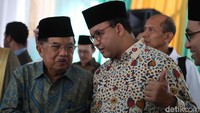 Anies berbincang dengan Jusuf Kalla. 