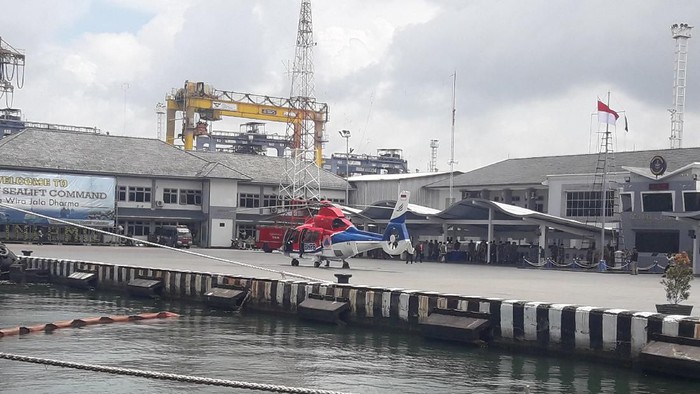 Helikopter yang disiagakan untuk kondisi darurat WNI ABK World Dream