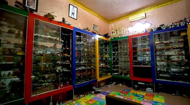 Sang ibu suka mengoleksi parfum dan baju manggung, anak semata wayang Inul, Yusuf Ivander Damares, juga hobi koleksi mainan. Dan inilah ruangan khusus untuk koleksi mainan Yusuf yang sangat banyak. Foto: Dok. YouTube Inul Daratista Official