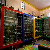 Sang ibu suka mengoleksi parfum dan baju manggung, anak semata wayang Inul, Yusuf Ivander Damares, juga hobi koleksi mainan. Dan inilah ruangan khusus untuk koleksi mainan Yusuf yang sangat banyak. Foto: Dok. YouTube Inul Daratista Official