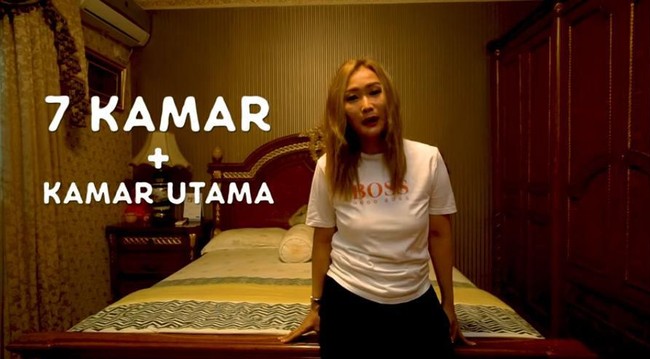 Dari dapur, Inul Daratista melanjutkan tur rumahnya ke kamar tamu. Juri kontes dangdut itu mengatakan di rumahnya ada tujuh kamar plus satu kamar utama. Dan seluruh kamar serta ruangan lain di rumahnya dihiasi interior merek high end Da Vinci yang harganya puluhan juta hingga ratusan juta rupiah. Asisten saya tempat tidurnya juga sama, Da Vinci semua, katanya. Foto: Dok. YouTube Inul Daratista Official