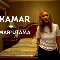 Dari dapur, Inul Daratista melanjutkan tur rumahnya ke kamar tamu. Juri kontes dangdut itu mengatakan di rumahnya ada tujuh kamar plus satu kamar utama. Dan seluruh kamar serta ruangan lain di rumahnya dihiasi interior merek high end Da Vinci yang harganya puluhan juta hingga ratusan juta rupiah. Asisten saya tempat tidurnya juga sama, Da Vinci semua, katanya. Foto: Dok. YouTube Inul Daratista Official