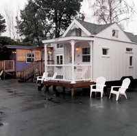 Hotel ini pertama kali dibuka pada tahun 2006 oleh Pam Westra. Dibutuhkan waktu selama satu tahun penuh untuk membangun hotel unik itu. Saat awal dibuka, hotel unik tersebut memiliki hanya memiliki enam rumah kecil untuk disewakan. Foto: alino