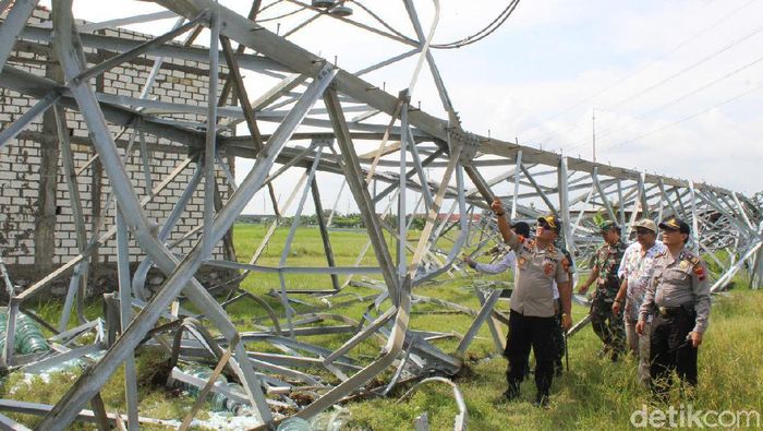 Tower SUTT PLN roboh menimpa rumah warga di Rembang, Selasa (26/2/2020). Tower SUTT PLN roboh menimpa rumah warga di Rembang, Selasa (26/2/2020).