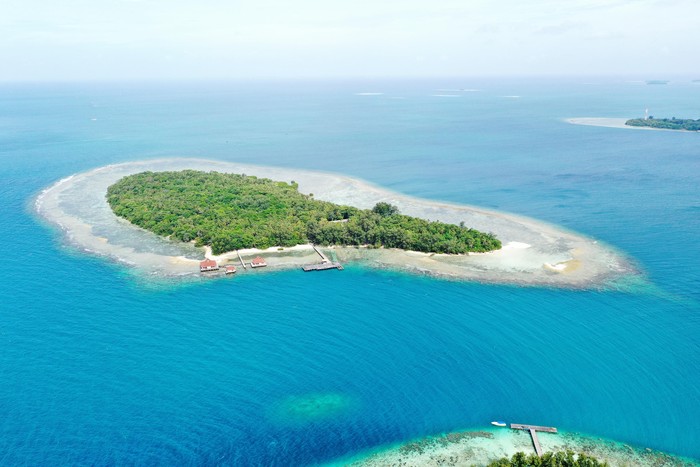 Foto aerial Pulau Sebaru Kecil di Kepulauan Seribu, Jakarta, Senin (26/2/2020). Pulau tersebut akan menjadi lokasi observasi 188 WNI ABK World Dream suspect virus corona. ANTARA FOTO/Akbar Nugroho Gumay/ama.