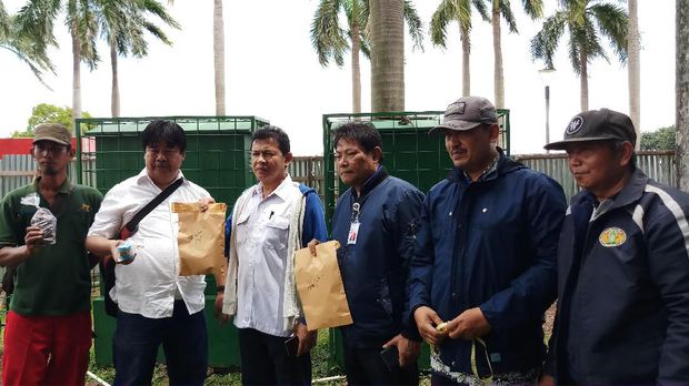Tim verifikasi bidang lingkungan Komisi Pengarah Kawasan Medan Merdeka mengambil sampel tanah dan pohon di kawasan revitalisasi Monas