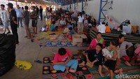 Beralaskan tikar dan spanduk bekas, mereka nampak berkelompok.