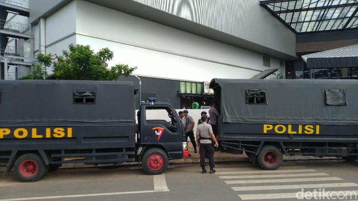 Polisi masih berjaga di AEON Mall Jakarta Garden City, Rabu (26/2/2020) pagi (Sachril Agustin Berutu/detikcom)