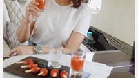 Selain itu , Maia juga kerap makan dengan gaya mewah, seperti yang terlihat pada foto yang satu ini, ia menyantap buah-buahan segar saat berada di jet pribadinya. Foto: Instagram @maiaestiantyreal