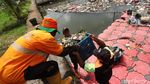 Bikin Mampet, Tumpukan Sampah di Sungai Mookervart Dibersihkan