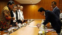Wakil Ketua DPR RI Aziz Syamsudin menandatangani surat terima audit  LPP TVRI dari BPK RI.