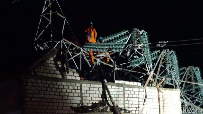 Tower SUTT PLN yang roboh dan menimpa rumah di Rembang, Rabu (26/2/2020).