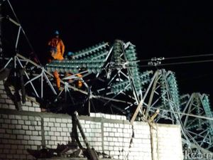 Hampir 24 Jam, Tower PLN yang Roboh di Rembang Belum Terevakuasi