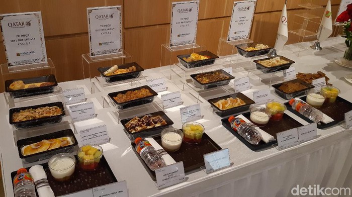 Country Manager Qatar Airways untuk Indonesia, Ajay Jacob saat pelucuran Quisine, makanan penumpang ekonomi Qatar Airways