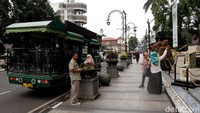 Kini tugu nol kilometer Kota Bandung itu jadi salah satu spot wisata yang kerap didatangi oleh para wisatawan yang tak hanya ingin mengenal sejarah Kota Kembang tetapi juga untuk sekadar berfoto di depan tugu titik nol tersebut.