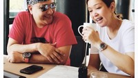 Begitu pula dengan momen yang satu ini. Maia dan Irwan kompak duduk bersama sambil menikmati secangkir kopi. Pose Irwan yang menatap Maia menjadi sorotan publik karena terkesan romantis. Foto: Instagram @maiaestiantyreal