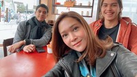 Momen Maia Esytianty dengan Ahmad Dhani yang berada di panggung yang sama kemarin menghebohkan publik. Banyak yang mengatakan bahwa momen tersebut adalah momen langka. Foto: Instagram @maiaestiantyreal