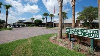 Adalah Spruce Creek Fly-In Community, sebuah perumahan mewah dengan konsep unik di Port Orange, Florida. Menurut situs resminya, perumahan yang satu ini merupakan salah satu yang lahir dari komunitas pecinta dunia penerbangan (Spruce Creek Fly/Facebook)