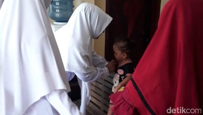 Warga Desa Blang Gleum, Kecamatan Julok, Kabupaten Aceh Timur, Aceh, geger dengan penemuan balita usia dua tahun yang hanya menggunakan popok bayi.