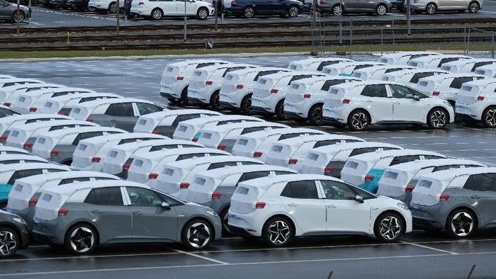 Mobil listrik Volkswagen (VW) ID.3 mulai memasuki jalur produksi. Mobil berjenis hatchback ini akan diproduksi di fasilitas perakitan Volkswagen di Zwickau, Jerman.