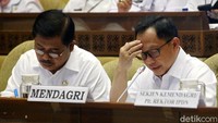 Begini momen saat Mendagri Tito Karnavian raker bersama Komisi II DPR.