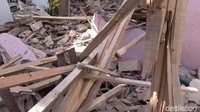Rumah tersebut mengalami kerusakan parah pada bagian ruangan kamar dan ruang tamu.