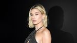 Penampilan Seksi Hailey Baldwin di Paris Fashion Week