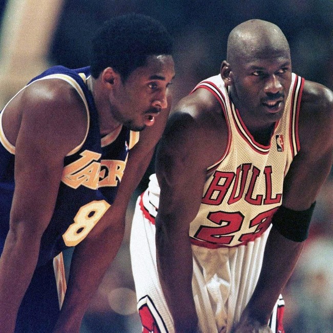 Meski tergabung di tim yang berbeda, Michael Jordan dan Kobe Bryant bersahabat dekat. Mungkin banyak orang yang kaget kalau Kobe dan saya sangat dekat. Koba adalah teman baik saya. Dia sudah seperti adik. Orang selalu ingin membandingkan kami. Tapi aku hanya mau berbicara tentang Kobe, kata legenda Chicago Bulls itu.(Foto: Instagram/@jumpmanhistory)