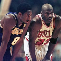 Meski tergabung di tim yang berbeda, Michael Jordan dan Kobe Bryant bersahabat dekat. Mungkin banyak orang yang kaget kalau Kobe dan saya sangat dekat. Koba adalah teman baik saya. Dia sudah seperti adik. Orang selalu ingin membandingkan kami. Tapi aku hanya mau berbicara tentang Kobe, kata legenda Chicago Bulls itu.(Foto: Instagram/@jumpmanhistory)