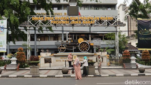 Sejumlah pelancong berswafoto di Tugu Titik Nol KM Bandung. 