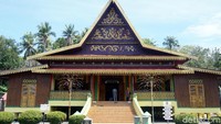 Di replika rumah adat ini, traveler bisa berfoto dengan menggunakan baju adat khas Melayu yang unik. Jadi serasa seperti seorang bangsawan. (Wahyu Setyo/detikTravel)