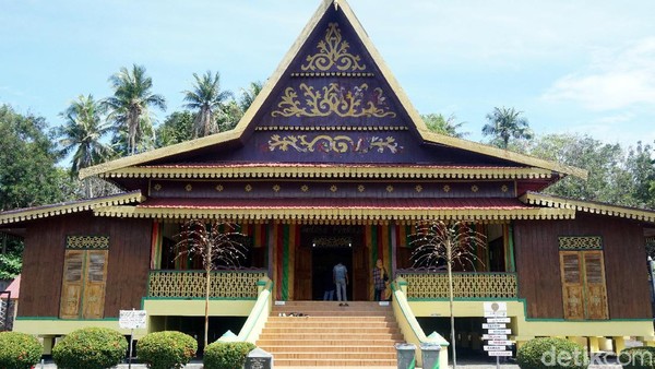 Di replika rumah adat ini, traveler bisa berfoto dengan menggunakan baju adat khas Melayu yang unik. Jadi serasa seperti seorang bangsawan. (Wahyu Setyo/detikTravel) Di replika rumah adat ini, traveler bisa berfoto dengan menggunakan baju adat khas Melayu yang unik. Jadi serasa seperti seorang bangsawan. (Wahyu Setyo/detikTravel)