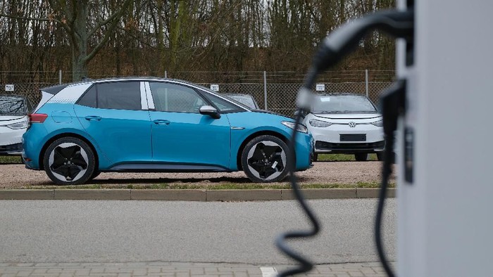Mobil listrik Volkswagen (VW) ID.3 mulai memasuki jalur produksi. Mobil berjenis hatchback ini akan diproduksi di fasilitas perakitan Volkswagen di Zwickau, Jerman.