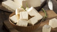 Tofu :Tofu atau tahu merupakan produk olahan kedelai yang lembut dan gurih. Mudah diolah dan rasanya disukai banyak orang. Tiap 90 gram mengandung 8 gram protein. Foto: iStock