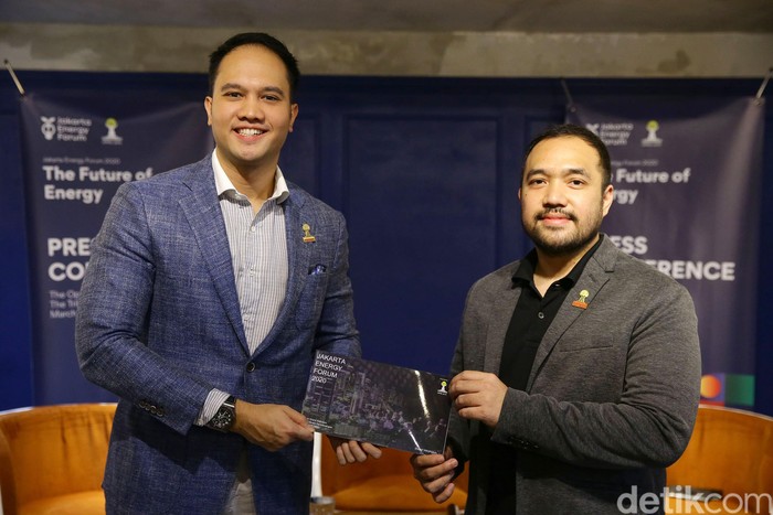 Jakarta Energy Forum 2020 Segera Digelar Ketua Bidang IV Energi dan Sumber Daya Mineral (ESDM) Badan Pengurus Daerah (BPD) Himpunan Pengusaha Muda Indonesia Jakarta Raya (HIPMI JAYA) Reza Sumendap (kanan) berbincang dengan Ketua Panitia Jakarta Energy Forum Ihsan F Rahman saat konferensi pers persiapan Jakarta Energy Forum 2020 bertema