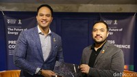 Ketua Bidang IV Energi dan Sumber Daya Mineral (ESDM) Badan Pengurus Daerah Himpunan Pengusaha Muda Indonesia Jakarta Raya (Hipmi Jaya) Reza Sumendap (kanan) dan Ketua Panitia Jakarta Energy Forum Ihsan F Rahman (kiri) menggelar jumpa pers terkait penyelenggaraan forum tersebut, Rabu (26/2/2020).