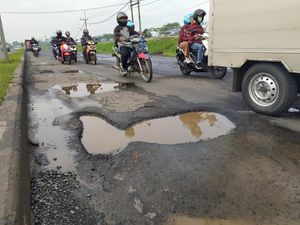 Awas, Jalan Berlubang di Raya Porong Lama Ancam Pengguna Jalan