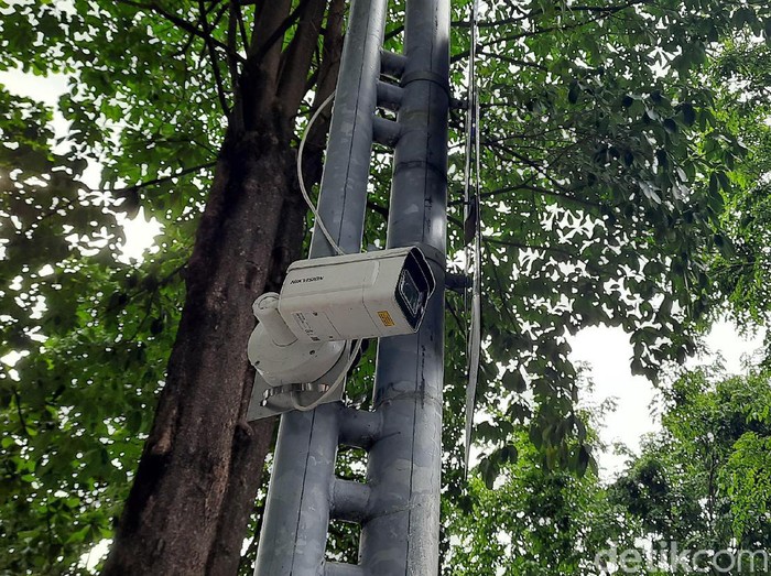 CCTV face recognition di Surabaya tak hanya digunakan untuk e-tilang saja. Tapi juga untuk menindak pembuang sampah sembarangan.