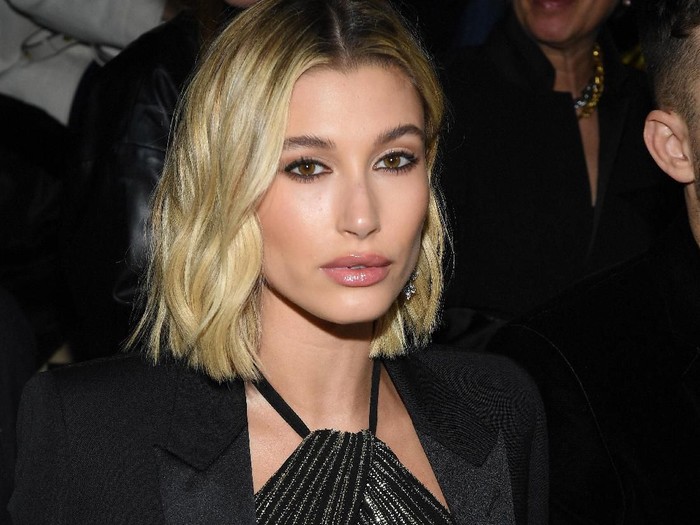 Hailey Baldwin Bieber PARIS, FRANCE - FEBRUARY 25: (EDITORIAL USE ONLY) Hailey Bieber attends the Saint Laurent show as part of the Paris Fashion Week Womenswear Fall/Winter 2020/2021 on February 25, 2020 in Paris, France. (Photo by Pascal Le Segretain/Getty Images)